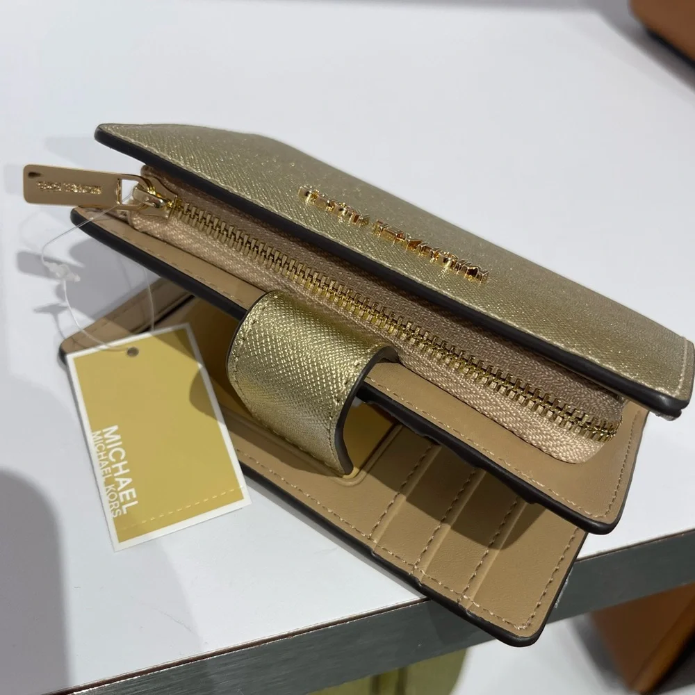 MICHAEL KORS Jet Set Md Zip CN Metallic Saffiano Leather BiFold Wallet Pale Gold